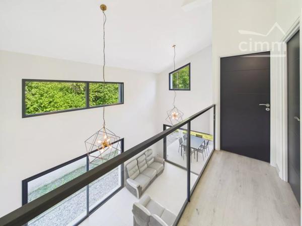 Très belle maison de 125 m² construite en 2022 / RT2012, mitoyenne par le garage, sur une parcelle de 490 m².