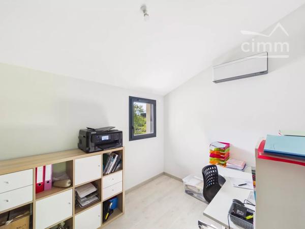 Très belle maison de 125 m² construite en 2022 / RT2012, mitoyenne par le garage, sur une parcelle de 490 m².