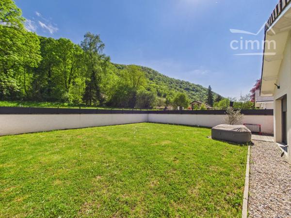 Très belle maison de 125 m² construite en 2022 / RT2012, mitoyenne par le garage, sur une parcelle de 490 m².