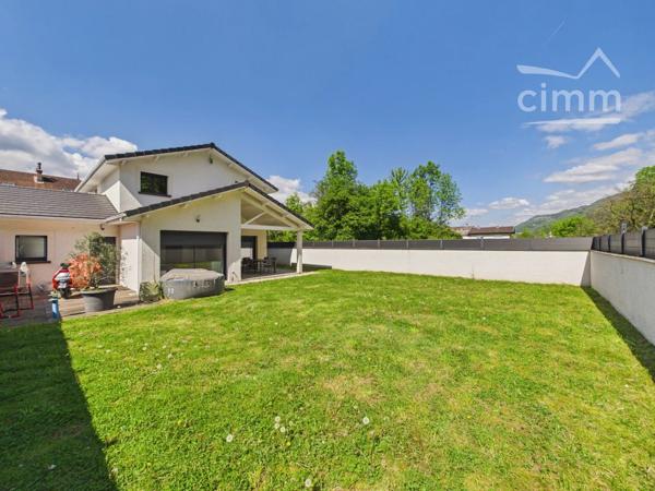 Très belle maison de 125 m² construite en 2022 / RT2012, mitoyenne par le garage, sur une parcelle de 490 m².