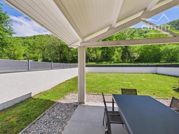 Très belle maison de 125 m² construite en 2022 / RT2012, mitoyenne par le garage, sur une parcelle de 490 m².