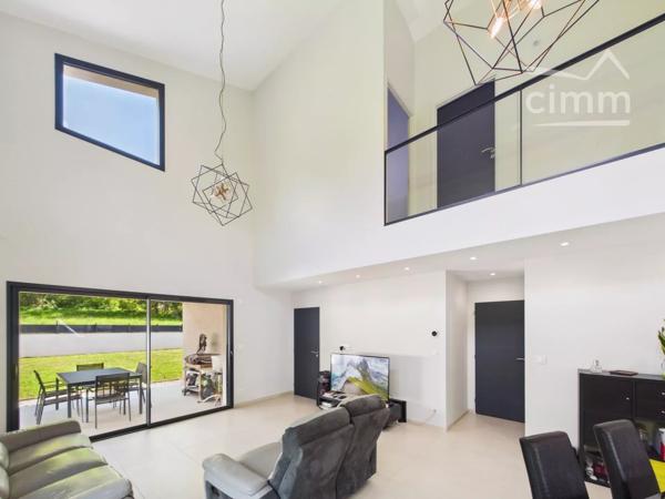 Très belle maison de 125 m² construite en 2022 / RT2012, mitoyenne par le garage, sur une parcelle de 490 m².