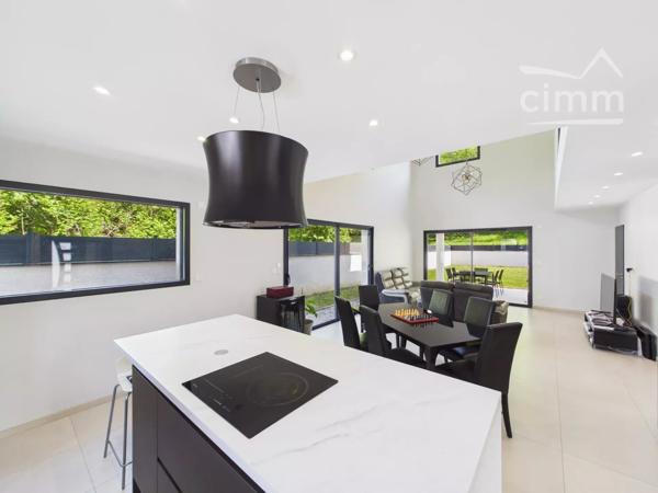 Très belle maison de 125 m² construite en 2022 / RT2012, mitoyenne par le garage, sur une parcelle de 490 m².