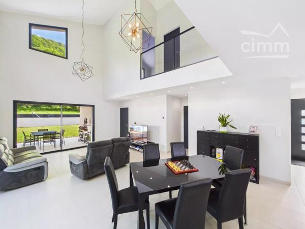 Très belle maison de 125 m² construite en 2022 / RT2012, mitoyenne par le garage, sur une parcelle de 490 m².