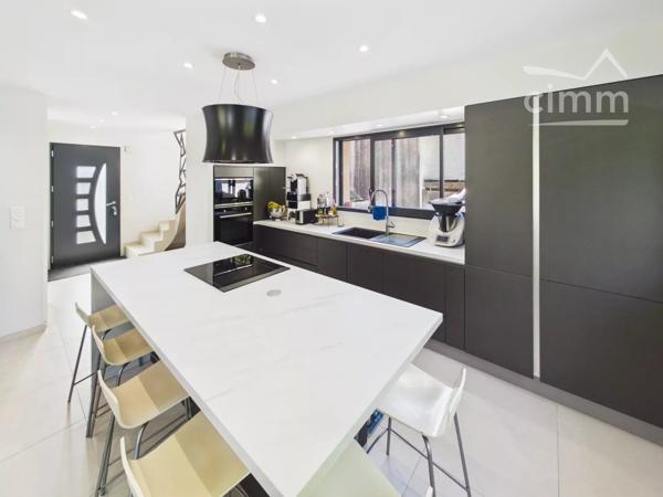 Très belle maison de 125 m² construite en 2022 / RT2012, mitoyenne par le garage, sur une parcelle de 490 m².