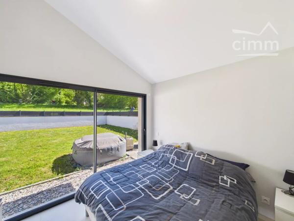 Très belle maison de 125 m² construite en 2022 / RT2012, mitoyenne par le garage, sur une parcelle de 490 m².
