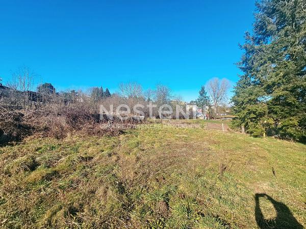 Terrain constructible de 720 m2 dans le centre de Saint Maurice De Lignon