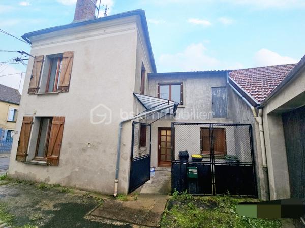 Nous sommes ravis de vous présenter une charmante maison de village à Beaumont-Du-Gâtinais!

Idéalement située à 93 km de Paris et 22 Km de Nemours, cette maison de 66m² environ sur une parcelle de 59m² vous offre un cadre de vie paisible. 

Elle se compose d'une entrée accueillante, d'une pièce de vie lumineuse avec cuisine ouverte, d'un salon pouvant se transformer en chambre, d'une salle d'eau, d'un WC séparé et d'un accès à la cave. 
A l'étage, découvrez deux chambres confortables et un grenier. 

Profitez également d'une cour extérieure pour vos moments de détente!

Les points forts: 
* Une terrasse ensoleillée,
* La proximité des commerces,
* Assainissement collectif.

*** VISITE VIRTUELLE ET CONSEILLIERE DISPONIBLE 6J/7 ***