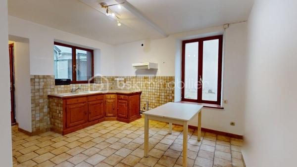 Nous sommes ravis de vous présenter une charmante maison de village à Beaumont-Du-Gâtinais!

Idéalement située à 93 km de Paris et 22 Km de Nemours, cette maison de 66m² environ sur une parcelle de 59m² vous offre un cadre de vie paisible. 

Elle se compose d'une entrée accueillante, d'une pièce de vie lumineuse avec cuisine ouverte, d'un salon pouvant se transformer en chambre, d'une salle d'eau, d'un WC séparé et d'un accès à la cave. 
A l'étage, découvrez deux chambres confortables et un grenier. 

Profitez également d'une cour extérieure pour vos moments de détente!

Les points forts: 
* Une terrasse ensoleillée,
* La proximité des commerces,
* Assainissement collectif.

*** VISITE VIRTUELLE ET CONSEILLIERE DISPONIBLE 6J/7 ***