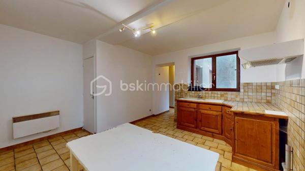 Nous sommes ravis de vous présenter une charmante maison de village à Beaumont-Du-Gâtinais!

Idéalement située à 93 km de Paris et 22 Km de Nemours, cette maison de 66m² environ sur une parcelle de 59m² vous offre un cadre de vie paisible. 

Elle se compose d'une entrée accueillante, d'une pièce de vie lumineuse avec cuisine ouverte, d'un salon pouvant se transformer en chambre, d'une salle d'eau, d'un WC séparé et d'un accès à la cave. 
A l'étage, découvrez deux chambres confortables et un grenier. 

Profitez également d'une cour extérieure pour vos moments de détente!

Les points forts: 
* Une terrasse ensoleillée,
* La proximité des commerces,
* Assainissement collectif.

*** VISITE VIRTUELLE ET CONSEILLIERE DISPONIBLE 6J/7 ***