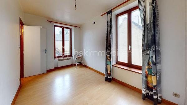 Nous sommes ravis de vous présenter une charmante maison de village à Beaumont-Du-Gâtinais!

Idéalement située à 93 km de Paris et 22 Km de Nemours, cette maison de 66m² environ sur une parcelle de 59m² vous offre un cadre de vie paisible. 

Elle se compose d'une entrée accueillante, d'une pièce de vie lumineuse avec cuisine ouverte, d'un salon pouvant se transformer en chambre, d'une salle d'eau, d'un WC séparé et d'un accès à la cave. 
A l'étage, découvrez deux chambres confortables et un grenier. 

Profitez également d'une cour extérieure pour vos moments de détente!

Les points forts: 
* Une terrasse ensoleillée,
* La proximité des commerces,
* Assainissement collectif.

*** VISITE VIRTUELLE ET CONSEILLIERE DISPONIBLE 6J/7 ***