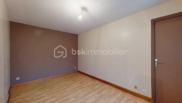 Nous sommes ravis de vous présenter une charmante maison de village à Beaumont-Du-Gâtinais!

Idéalement située à 93 km de Paris et 22 Km de Nemours, cette maison de 66m² environ sur une parcelle de 59m² vous offre un cadre de vie paisible. 

Elle se compose d'une entrée accueillante, d'une pièce de vie lumineuse avec cuisine ouverte, d'un salon pouvant se transformer en chambre, d'une salle d'eau, d'un WC séparé et d'un accès à la cave. 
A l'étage, découvrez deux chambres confortables et un grenier. 

Profitez également d'une cour extérieure pour vos moments de détente!

Les points forts: 
* Une terrasse ensoleillée,
* La proximité des commerces,
* Assainissement collectif.

*** VISITE VIRTUELLE ET CONSEILLIERE DISPONIBLE 6J/7 ***
