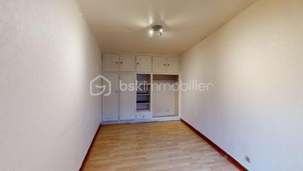 Nous sommes ravis de vous présenter une charmante maison de village à Beaumont-Du-Gâtinais!

Idéalement située à 93 km de Paris et 22 Km de Nemours, cette maison de 66m² environ sur une parcelle de 59m² vous offre un cadre de vie paisible. 

Elle se compose d'une entrée accueillante, d'une pièce de vie lumineuse avec cuisine ouverte, d'un salon pouvant se transformer en chambre, d'une salle d'eau, d'un WC séparé et d'un accès à la cave. 
A l'étage, découvrez deux chambres confortables et un grenier. 

Profitez également d'une cour extérieure pour vos moments de détente!

Les points forts: 
* Une terrasse ensoleillée,
* La proximité des commerces,
* Assainissement collectif.

*** VISITE VIRTUELLE ET CONSEILLIERE DISPONIBLE 6J/7 ***