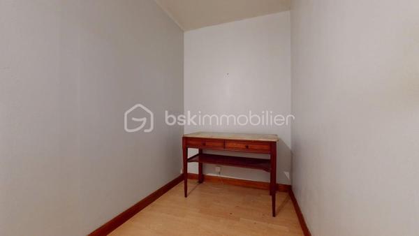Nous sommes ravis de vous présenter une charmante maison de village à Beaumont-Du-Gâtinais!

Idéalement située à 93 km de Paris et 22 Km de Nemours, cette maison de 66m² environ sur une parcelle de 59m² vous offre un cadre de vie paisible. 

Elle se compose d'une entrée accueillante, d'une pièce de vie lumineuse avec cuisine ouverte, d'un salon pouvant se transformer en chambre, d'une salle d'eau, d'un WC séparé et d'un accès à la cave. 
A l'étage, découvrez deux chambres confortables et un grenier. 

Profitez également d'une cour extérieure pour vos moments de détente!

Les points forts: 
* Une terrasse ensoleillée,
* La proximité des commerces,
* Assainissement collectif.

*** VISITE VIRTUELLE ET CONSEILLIERE DISPONIBLE 6J/7 ***