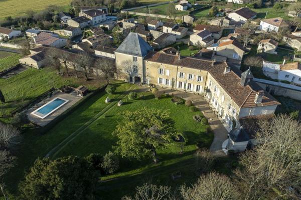 Château du XVe siècle entre Niort et La Rochelle Beauvoir sur niort