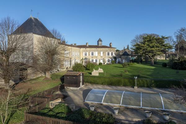 Château du XVe siècle entre Niort et La Rochelle Beauvoir sur niort