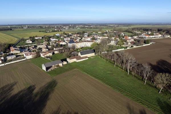 Château du XVe siècle entre Niort et La Rochelle Beauvoir sur niort