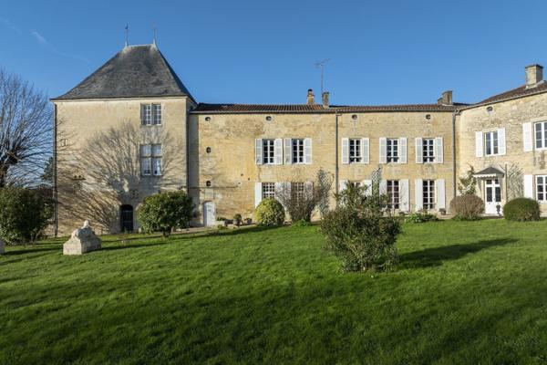 Château du XVe siècle entre Niort et La Rochelle Beauvoir sur niort