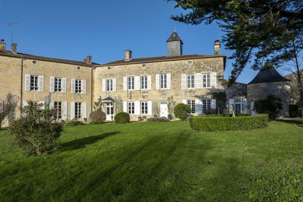 Château du XVe siècle entre Niort et La Rochelle Beauvoir sur niort
