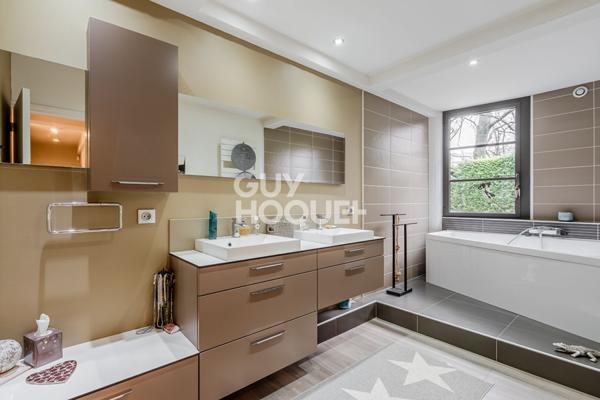 Loft Sainte Foy Les Lyon / Lyon5 156 m² carrez et 359 m² de jardin -parking - climatisation et cave