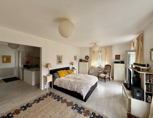 Élégante maison rénovée de 5 chambres - Cadre privé, à quelques pas des commodités Lezay