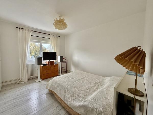Élégante maison rénovée de 5 chambres - Cadre privé, à quelques pas des commodités Lezay