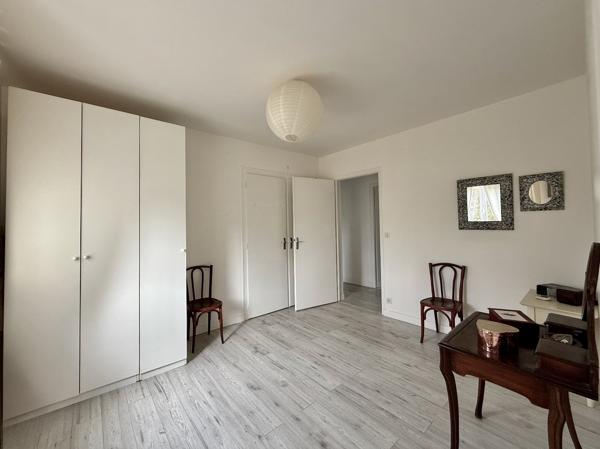 Élégante maison rénovée de 5 chambres - Cadre privé, à quelques pas des commodités Lezay