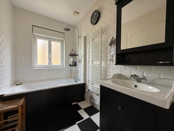 Élégante maison rénovée de 5 chambres - Cadre privé, à quelques pas des commodités Lezay