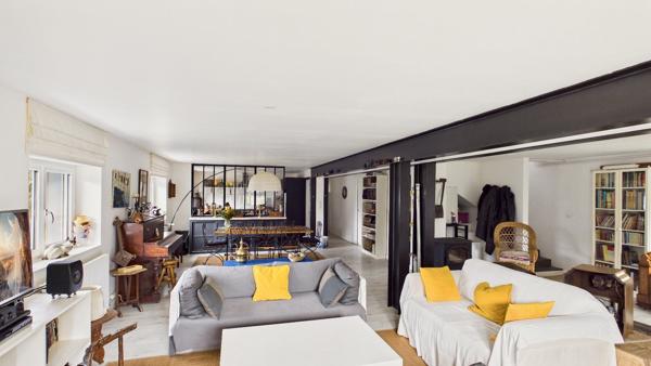 Élégante maison rénovée de 5 chambres - Cadre privé, à quelques pas des commodités Lezay