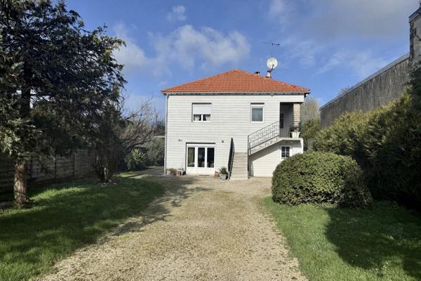 Élégante maison rénovée de 5 chambres - Cadre privé, à quelques pas des commodités Lezay