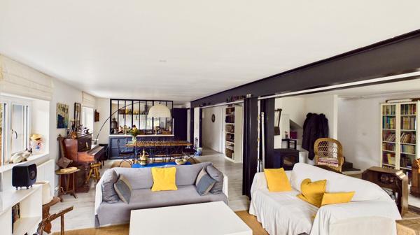 Élégante maison rénovée de 5 chambres - Cadre privé, à quelques pas des commodités Lezay