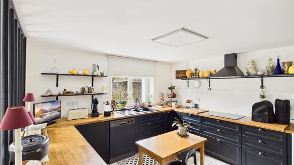 Élégante maison rénovée de 5 chambres - Cadre privé, à quelques pas des commodités Lezay