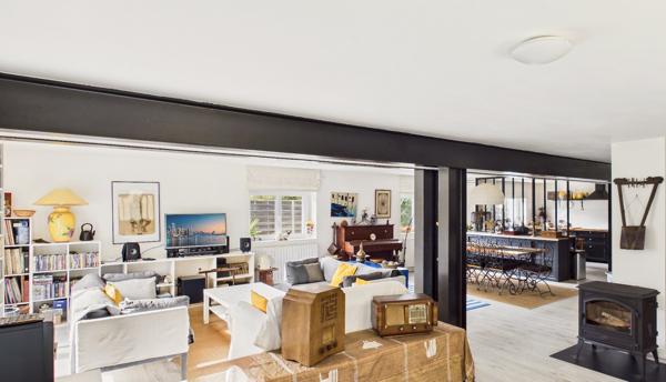 Élégante maison rénovée de 5 chambres - Cadre privé, à quelques pas des commodités Lezay
