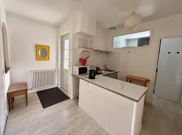 Élégante maison rénovée de 5 chambres - Cadre privé, à quelques pas des commodités Lezay