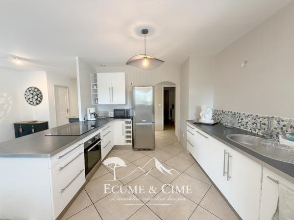 Maison au calme avec grand terrain, piscine et garage