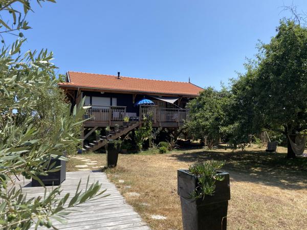 Maison d'artiste chic et boheme à Gujan-Mestras Port de Larros ! Parcelle de 2179 m2, Maison 4P de 127 m2, atelier de 40 m2 !