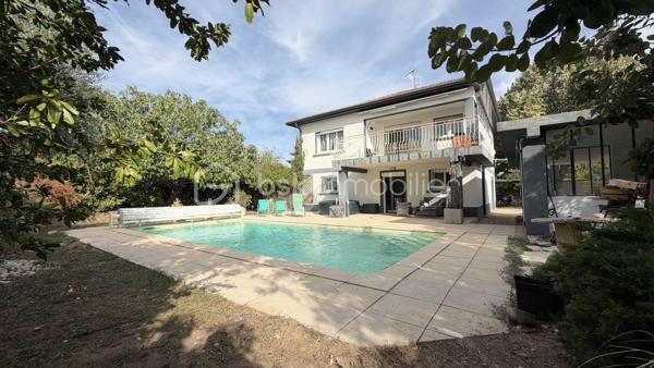 Située dans un quartier calme et résidentiel, retrouvez cette maison individuelle de 169 m² habitables sur un terrain clos de 894 m² avec piscine et pool housse offrant séjour, 2 cuisines aménagées, 6 chambres dont 4 en rez-de-chaussée, 2 salles de bains, 2 wc. Chauffage fioul, poêle à bois et climatisation. Aucun travaux à prévoir. Car port. 
Idéal familles nombreuses. Commodités à pied.