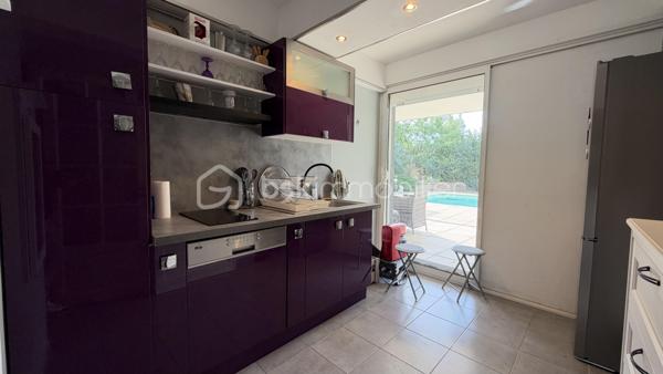 Située dans un quartier calme et résidentiel, retrouvez cette maison individuelle de 169 m² habitables sur un terrain clos de 894 m² avec piscine et pool housse offrant séjour, 2 cuisines aménagées, 6 chambres dont 4 en rez-de-chaussée, 2 salles de bains, 2 wc. Chauffage fioul, poêle à bois et climatisation. Aucun travaux à prévoir. Car port. 
Idéal familles nombreuses. Commodités à pied.