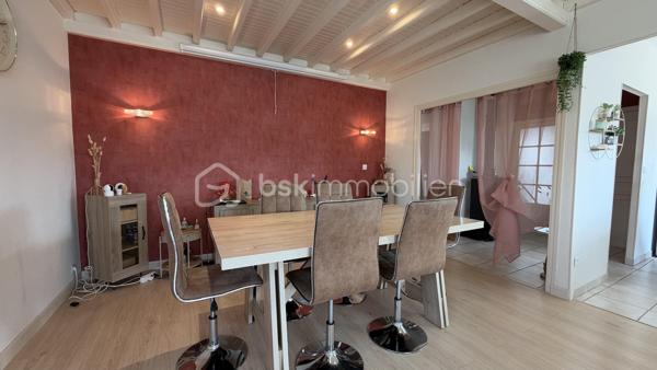 Située dans un quartier calme et résidentiel, retrouvez cette maison individuelle de 169 m² habitables sur un terrain clos de 894 m² avec piscine et pool housse offrant séjour, 2 cuisines aménagées, 6 chambres dont 4 en rez-de-chaussée, 2 salles de bains, 2 wc. Chauffage fioul, poêle à bois et climatisation. Aucun travaux à prévoir. Car port. 
Idéal familles nombreuses. Commodités à pied.