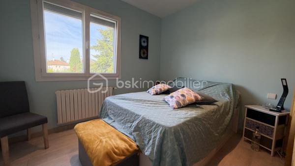 Située dans un quartier calme et résidentiel, retrouvez cette maison individuelle de 169 m² habitables sur un terrain clos de 894 m² avec piscine et pool housse offrant séjour, 2 cuisines aménagées, 6 chambres dont 4 en rez-de-chaussée, 2 salles de bains, 2 wc. Chauffage fioul, poêle à bois et climatisation. Aucun travaux à prévoir. Car port. 
Idéal familles nombreuses. Commodités à pied.