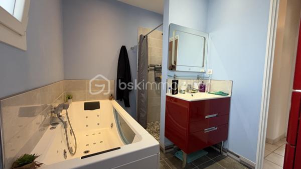 Située dans un quartier calme et résidentiel, retrouvez cette maison individuelle de 169 m² habitables sur un terrain clos de 894 m² avec piscine et pool housse offrant séjour, 2 cuisines aménagées, 6 chambres dont 4 en rez-de-chaussée, 2 salles de bains, 2 wc. Chauffage fioul, poêle à bois et climatisation. Aucun travaux à prévoir. Car port. 
Idéal familles nombreuses. Commodités à pied.
