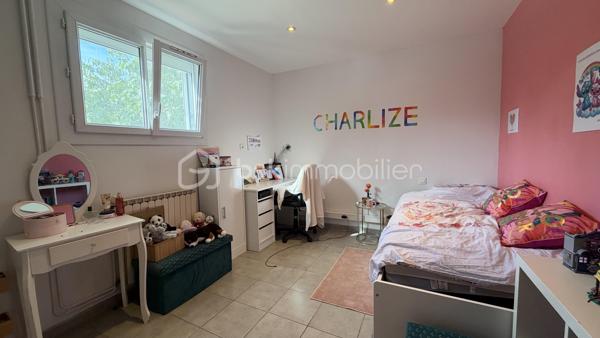 Située dans un quartier calme et résidentiel, retrouvez cette maison individuelle de 169 m² habitables sur un terrain clos de 894 m² avec piscine et pool housse offrant séjour, 2 cuisines aménagées, 6 chambres dont 4 en rez-de-chaussée, 2 salles de bains, 2 wc. Chauffage fioul, poêle à bois et climatisation. Aucun travaux à prévoir. Car port. 
Idéal familles nombreuses. Commodités à pied.