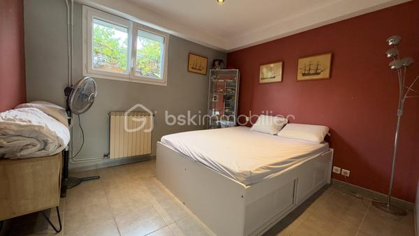 Située dans un quartier calme et résidentiel, retrouvez cette maison individuelle de 169 m² habitables sur un terrain clos de 894 m² avec piscine et pool housse offrant séjour, 2 cuisines aménagées, 6 chambres dont 4 en rez-de-chaussée, 2 salles de bains, 2 wc. Chauffage fioul, poêle à bois et climatisation. Aucun travaux à prévoir. Car port. 
Idéal familles nombreuses. Commodités à pied.