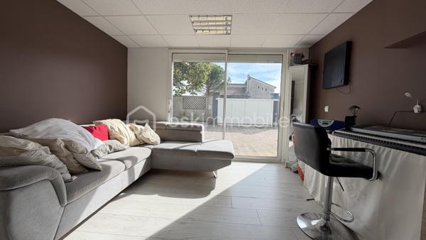 Située dans un quartier calme et résidentiel, retrouvez cette maison individuelle de 169 m² habitables sur un terrain clos de 894 m² avec piscine et pool housse offrant séjour, 2 cuisines aménagées, 6 chambres dont 4 en rez-de-chaussée, 2 salles de bains, 2 wc. Chauffage fioul, poêle à bois et climatisation. Aucun travaux à prévoir. Car port. 
Idéal familles nombreuses. Commodités à pied.