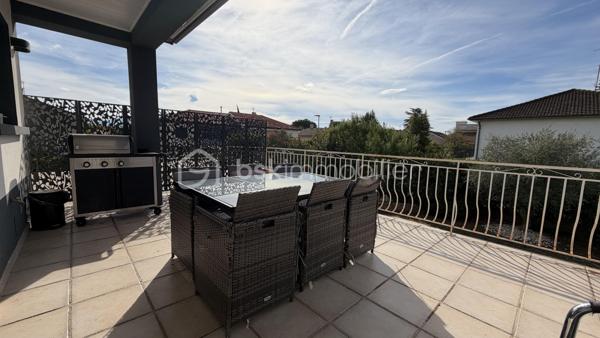 Située dans un quartier calme et résidentiel, retrouvez cette maison individuelle de 169 m² habitables sur un terrain clos de 894 m² avec piscine et pool housse offrant séjour, 2 cuisines aménagées, 6 chambres dont 4 en rez-de-chaussée, 2 salles de bains, 2 wc. Chauffage fioul, poêle à bois et climatisation. Aucun travaux à prévoir. Car port. 
Idéal familles nombreuses. Commodités à pied.