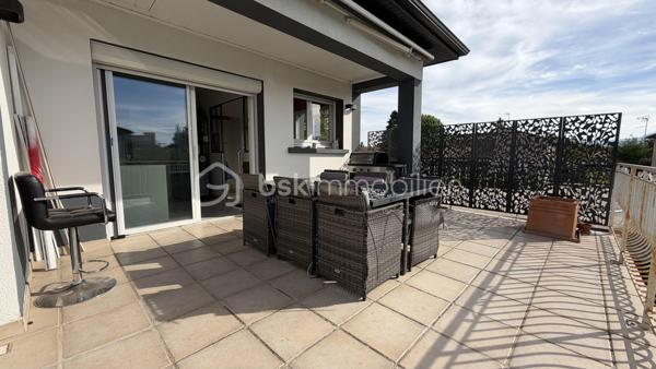 Située dans un quartier calme et résidentiel, retrouvez cette maison individuelle de 169 m² habitables sur un terrain clos de 894 m² avec piscine et pool housse offrant séjour, 2 cuisines aménagées, 6 chambres dont 4 en rez-de-chaussée, 2 salles de bains, 2 wc. Chauffage fioul, poêle à bois et climatisation. Aucun travaux à prévoir. Car port. 
Idéal familles nombreuses. Commodités à pied.