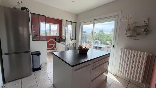 Située dans un quartier calme et résidentiel, retrouvez cette maison individuelle de 169 m² habitables sur un terrain clos de 894 m² avec piscine et pool housse offrant séjour, 2 cuisines aménagées, 6 chambres dont 4 en rez-de-chaussée, 2 salles de bains, 2 wc. Chauffage fioul, poêle à bois et climatisation. Aucun travaux à prévoir. Car port. 
Idéal familles nombreuses. Commodités à pied.