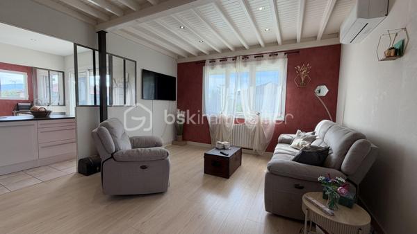 Située dans un quartier calme et résidentiel, retrouvez cette maison individuelle de 169 m² habitables sur un terrain clos de 894 m² avec piscine et pool housse offrant séjour, 2 cuisines aménagées, 6 chambres dont 4 en rez-de-chaussée, 2 salles de bains, 2 wc. Chauffage fioul, poêle à bois et climatisation. Aucun travaux à prévoir. Car port. 
Idéal familles nombreuses. Commodités à pied.