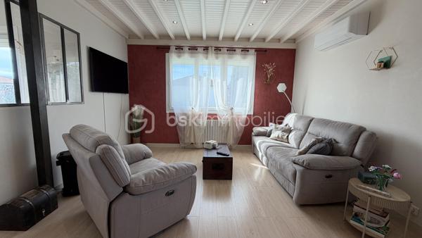 Située dans un quartier calme et résidentiel, retrouvez cette maison individuelle de 169 m² habitables sur un terrain clos de 894 m² avec piscine et pool housse offrant séjour, 2 cuisines aménagées, 6 chambres dont 4 en rez-de-chaussée, 2 salles de bains, 2 wc. Chauffage fioul, poêle à bois et climatisation. Aucun travaux à prévoir. Car port. 
Idéal familles nombreuses. Commodités à pied.