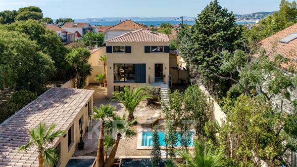 Maison contemporaine avec dépendance, jardin, piscine